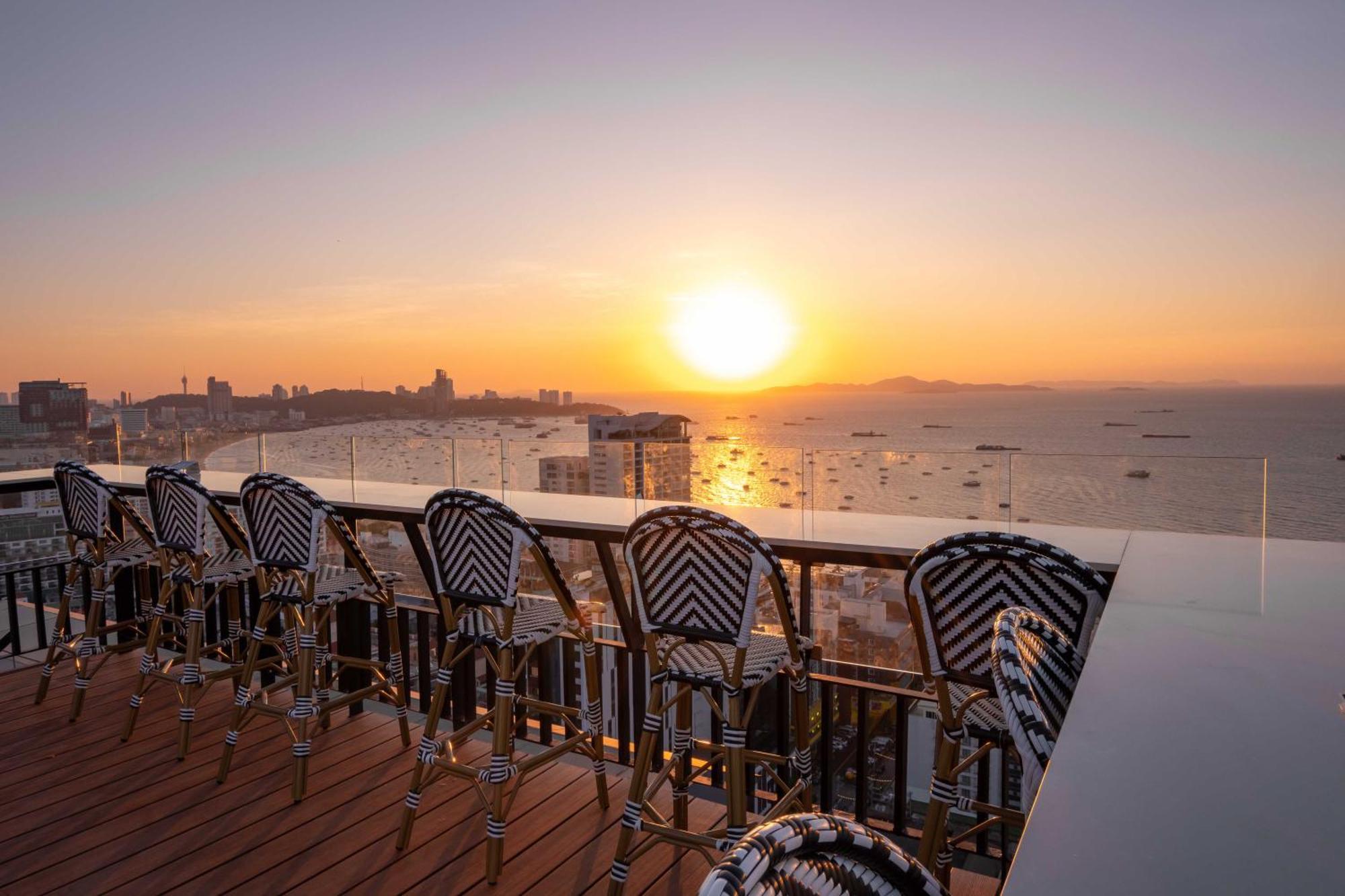Siam@Siam Design Hotel Pattaya Exterior foto View from the rooftop bar