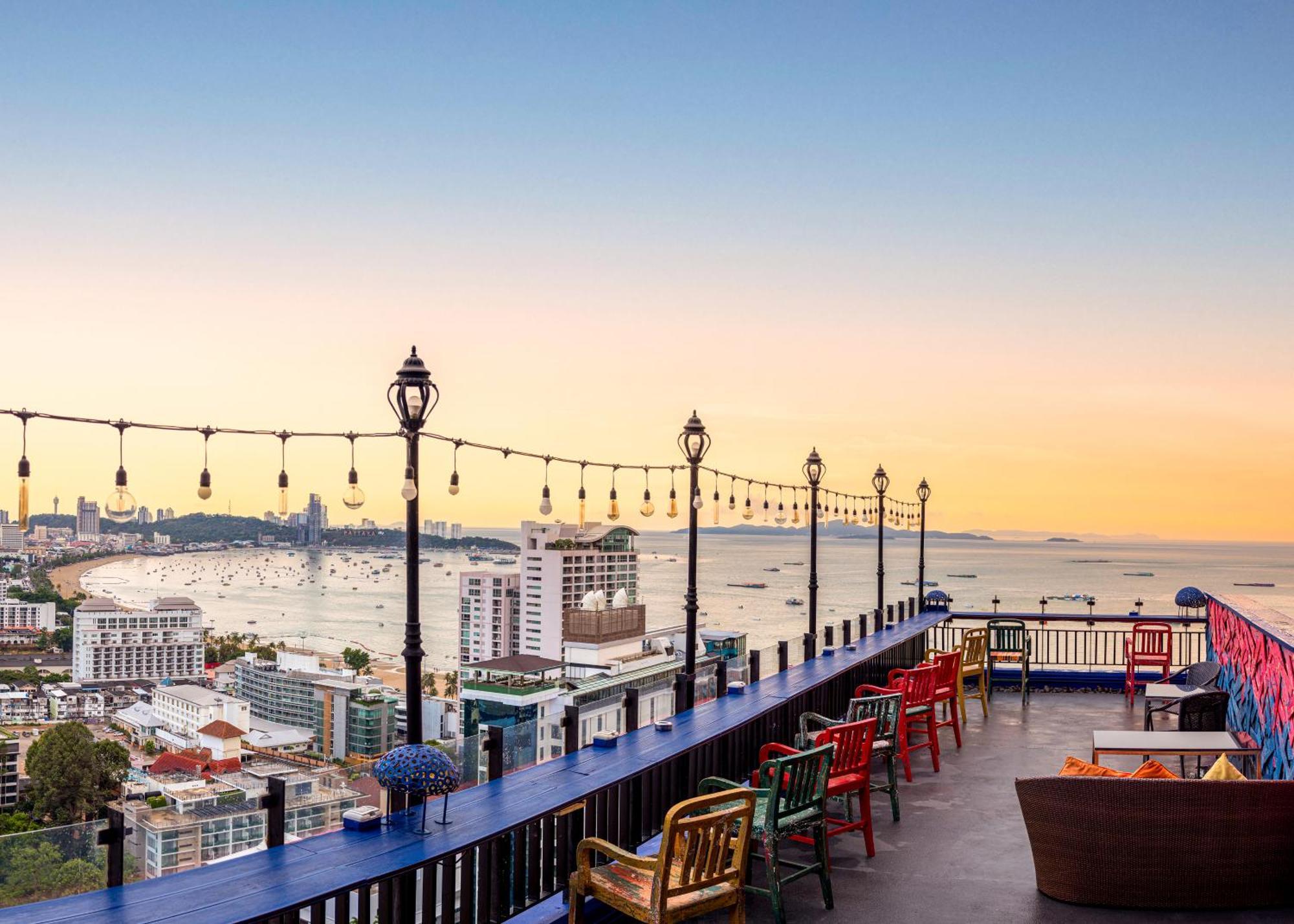 Siam@Siam Design Hotel Pattaya Exterior foto View from the rooftop bar
